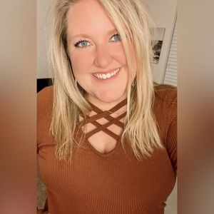 Long sleeve women’s top with cross cross neck detail